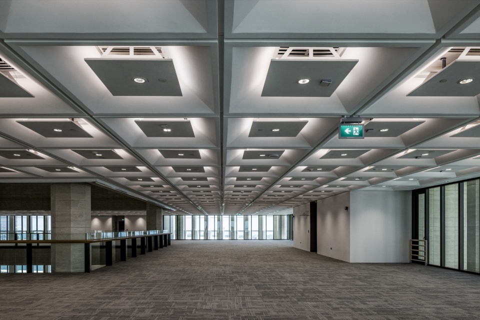 集成照明与设备的模块化华夫格吊顶,以及无柱办公空间 / Column-free office space with a modular waffle ceiling integrating lighting and building services