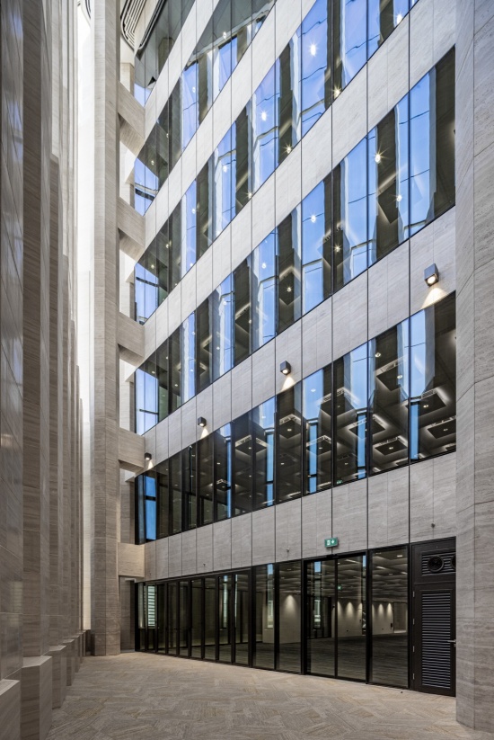 外中庭与办公立面 / Outer atrium and office facade