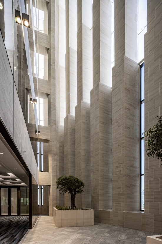 外中庭的石材与光影 / Stone surfaces and daylight in the outer atrium