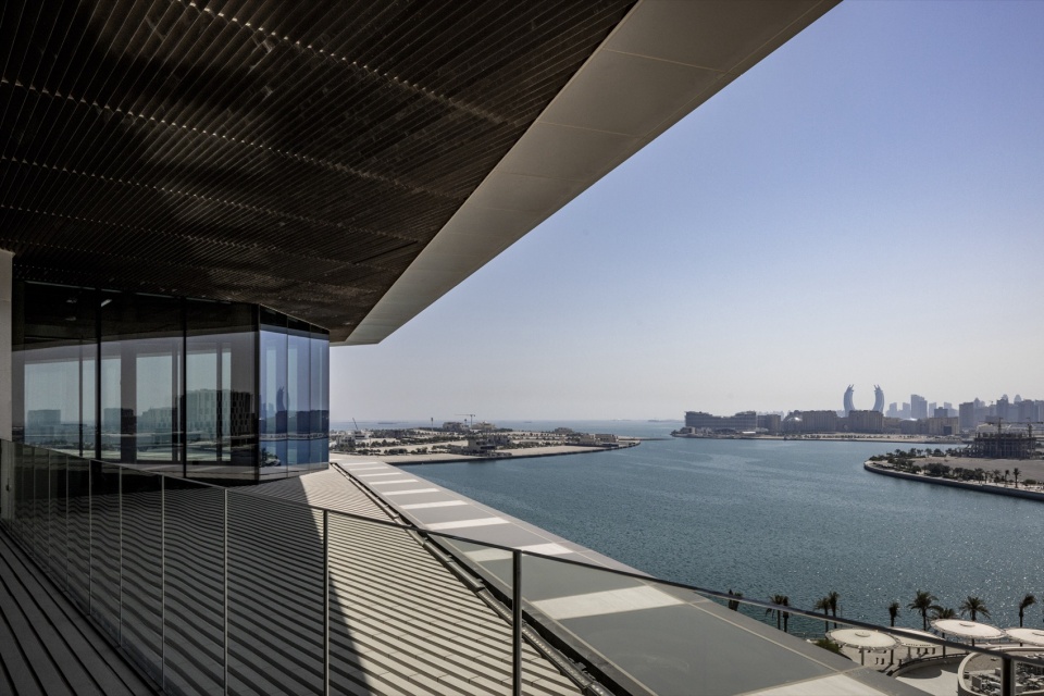 面向滨水区的行政楼层露台 / Executive-floor balcony with panoramic views toward the waterfront