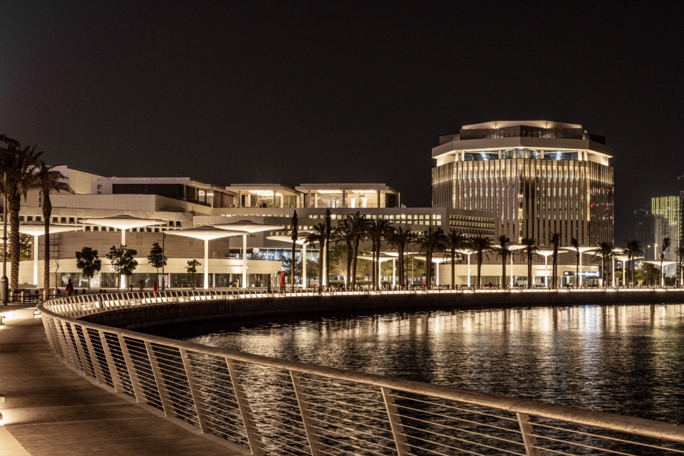 从滨水区眺望的夜景 / Night view of the office building from the waterfront