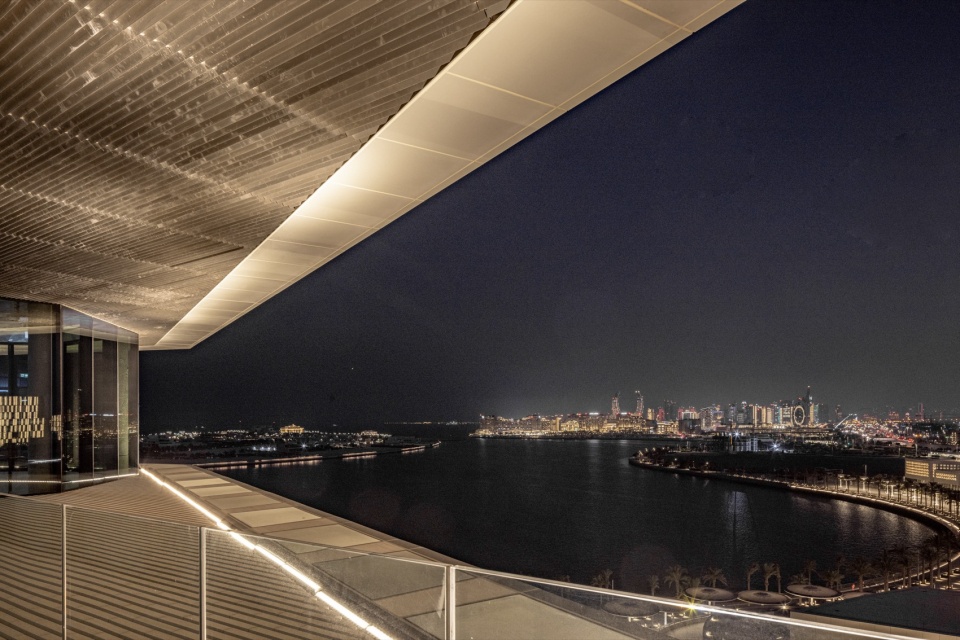 行政楼层露台夜景 / Executive-floor balcony at night