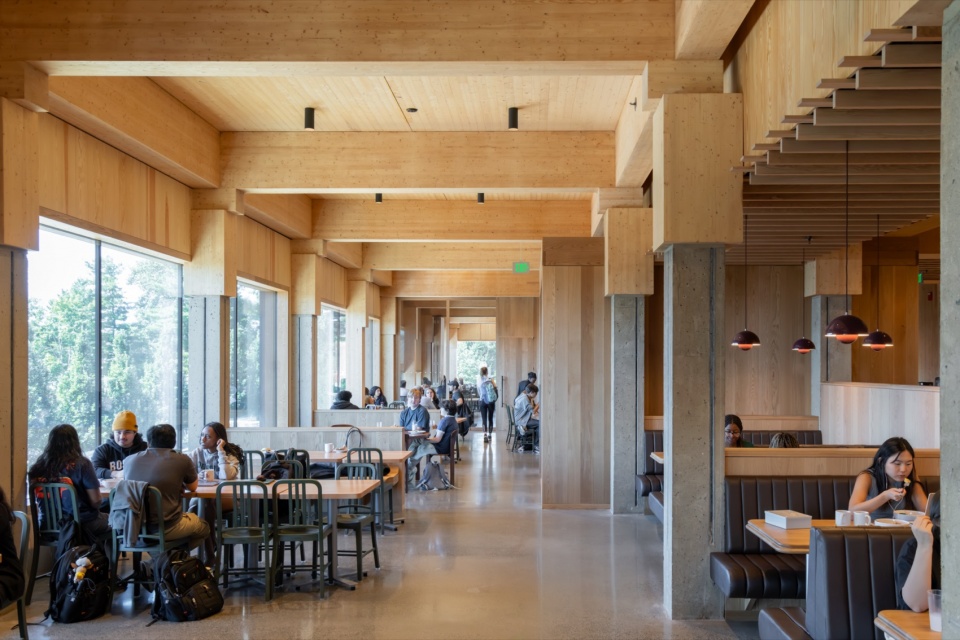 木构架下的公共休憩空间,Shared lounge beneath the timber structure