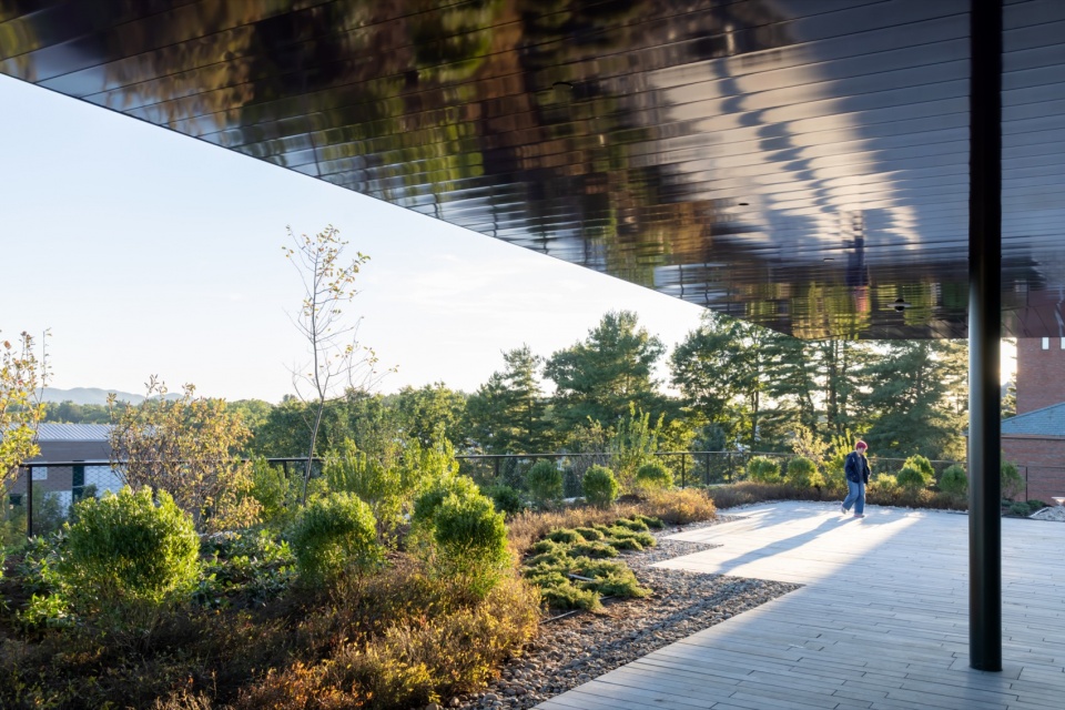 挑檐下的景观步道,Landscape walkway beneath the overhang