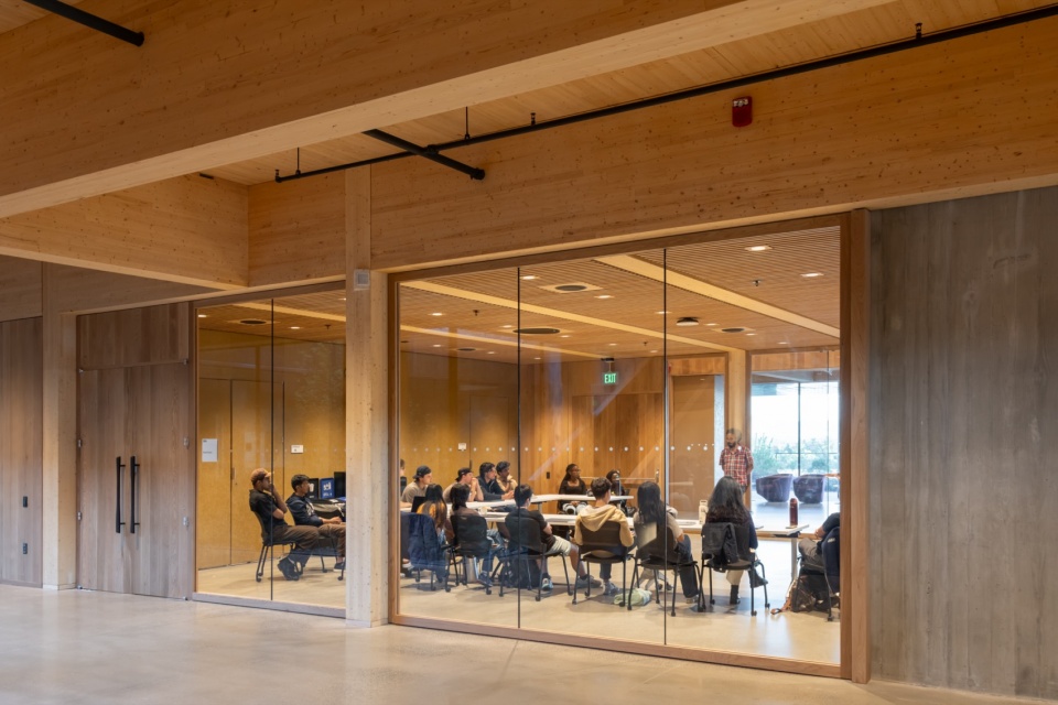 木构空间与相邻活动室,Timber interior and adjacent activity room