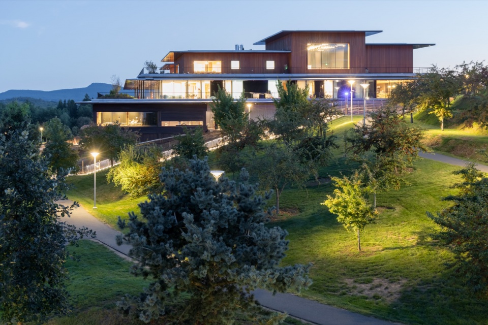 暮色中的学生中心与公共餐厅,Student Center and Dining Commons at dusk