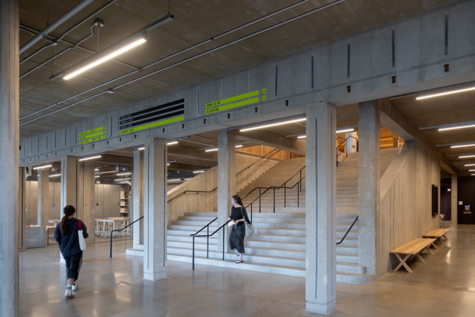 保留的混凝土结构与楼梯,Retained concrete structure and staircase