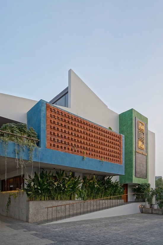 街道视角的建筑外观 / Street view of the building