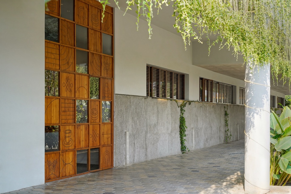 走廊旧门屏风 / Corridor with door screens