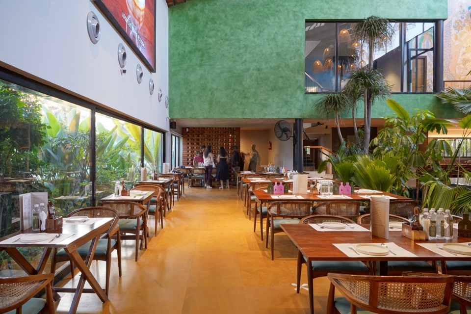 沿街玻璃廊下的餐区 / Dining along the glazed corridor