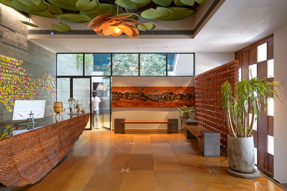 弧形接待台 / The curved reception desk