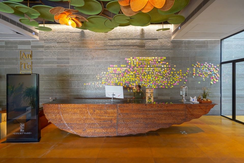 接待区与花艺装置 / Reception area with floral installation