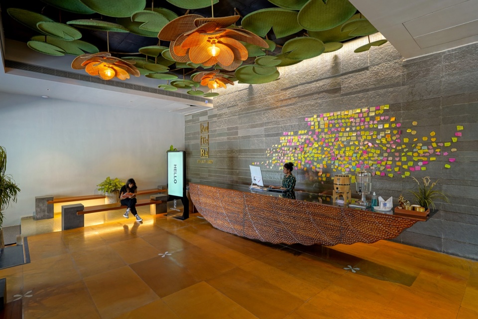 大堂与等候区全景 / Overview of the lobby