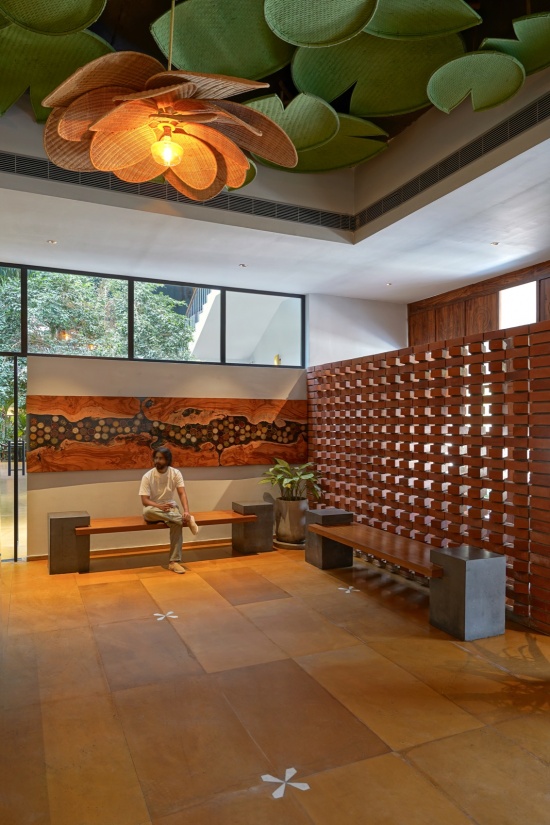 倒置莲池吊顶装置 / Inverted lotus pond installation