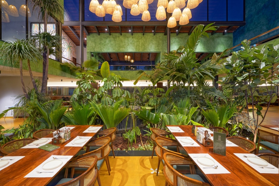 双层挑高庭院餐区 / Double-height courtyard dining