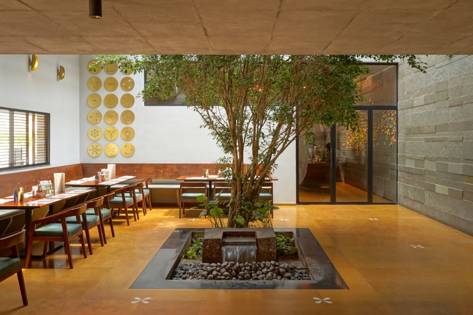 庭院树池与餐区 / Tree pit and dining area