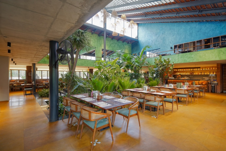 庭院餐区 / Courtyard dining area