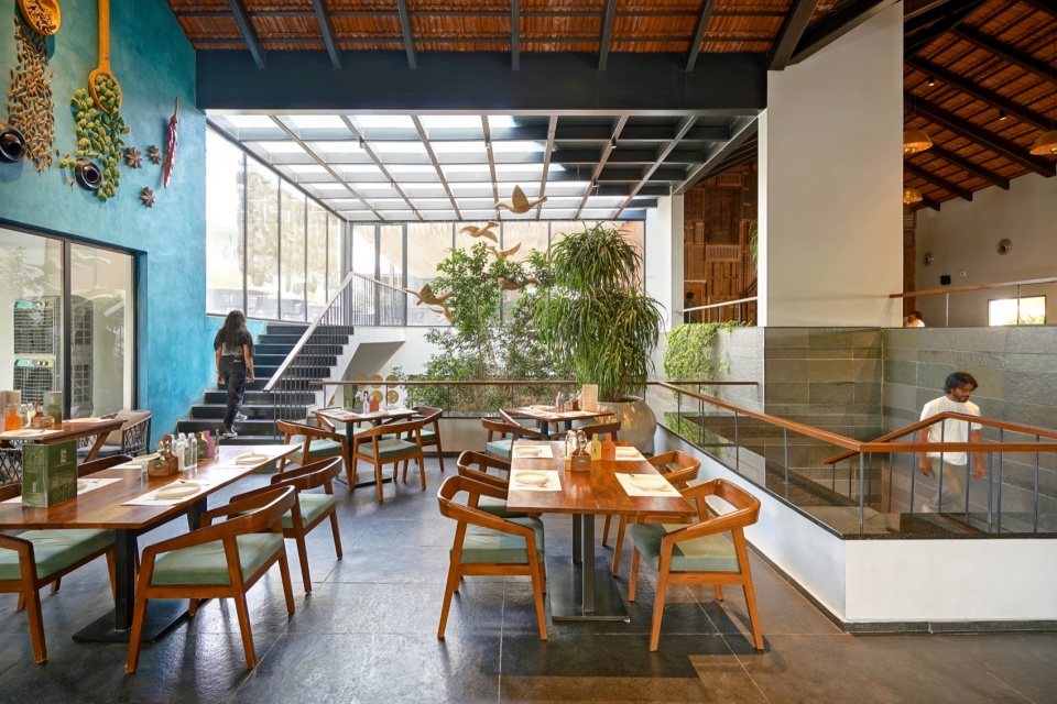 天窗下的餐区 / Dining under the skylight