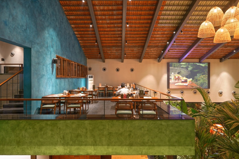 上层餐区望向中庭 / Upper dining overlooking atrium