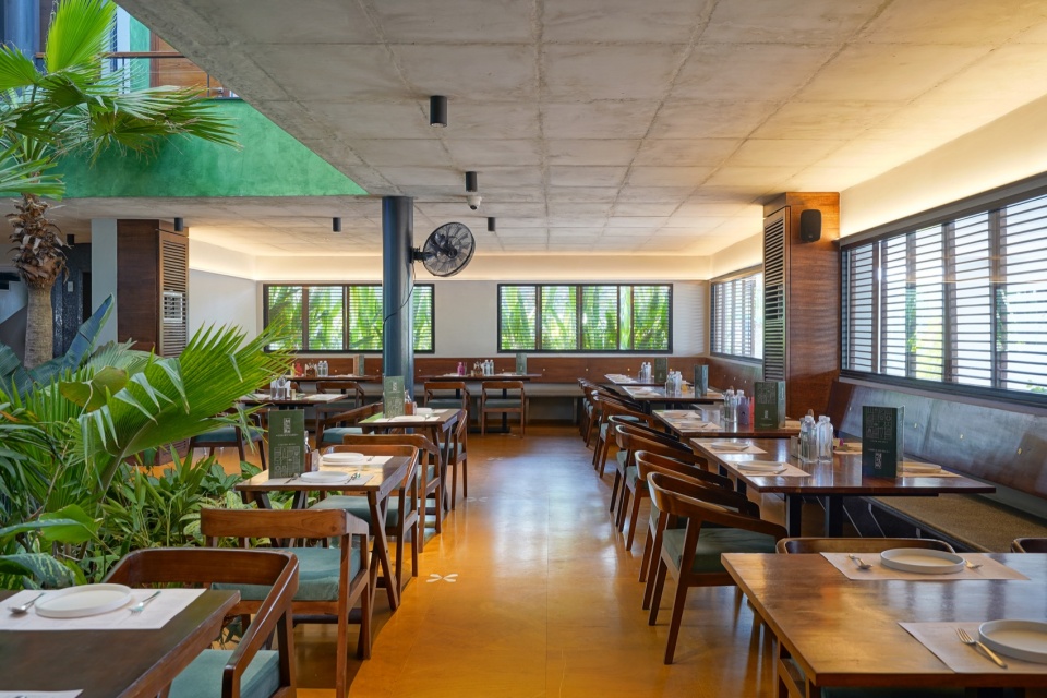 上层长厅餐区 / Upper hall dining area