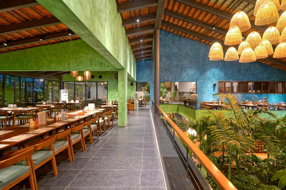 上层餐区俯瞰庭院 / Upper dining overlooking courtyard