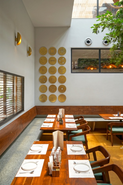 黄圆盘拼贴墙卡座 / Booth with yellow plate wall