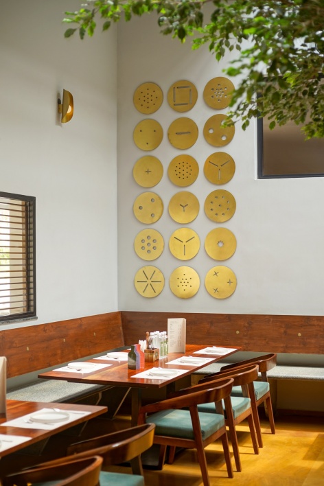 黄圆盘拼贴墙卡座 / Booth with yellow plate wall