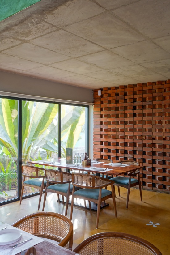 陶土砖花格墙卡座 / Booth with brick lattice wall