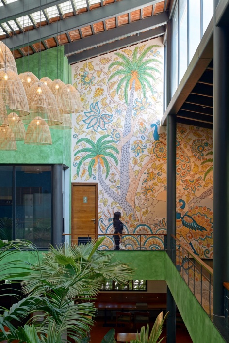 壁画与吊灯群 / Mural and pendant lights