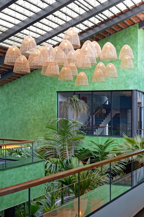 庭院吊灯群 / Pendant lights in the courtyard
