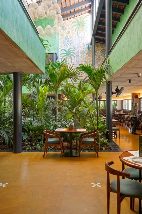 庭院绿植与壁画 / Courtyard greenery and mural