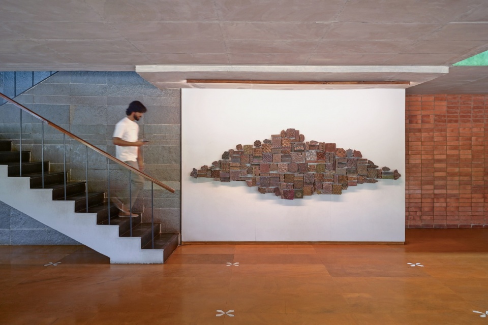 楼梯与木块装置 / Staircase with wood block installation