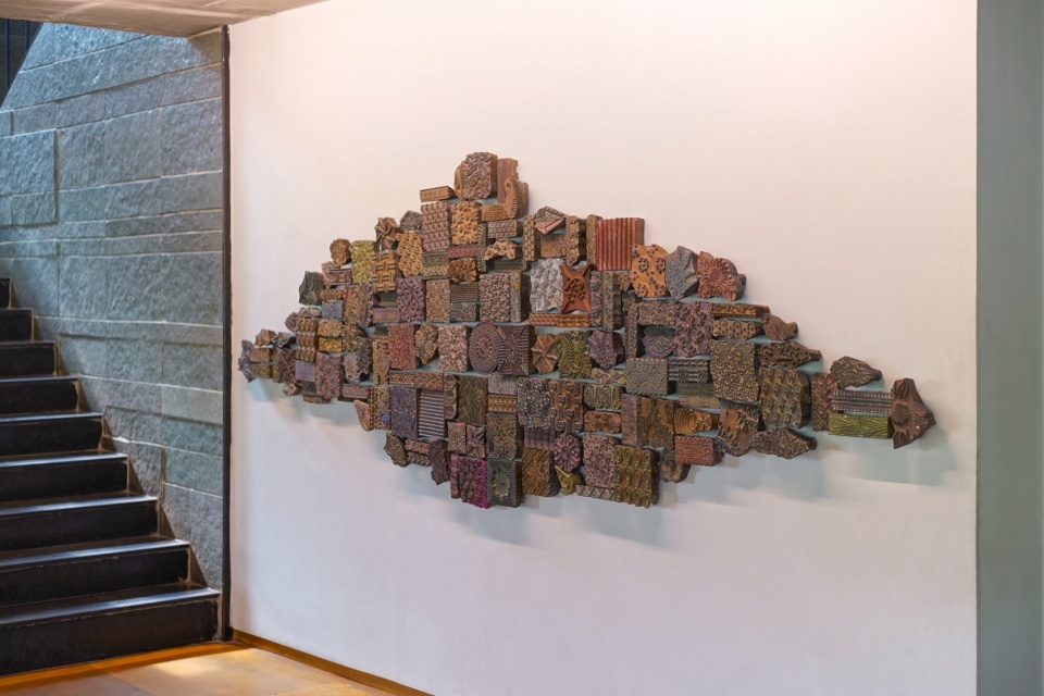 旧木块拼贴装置 / Reclaimed wood block installation