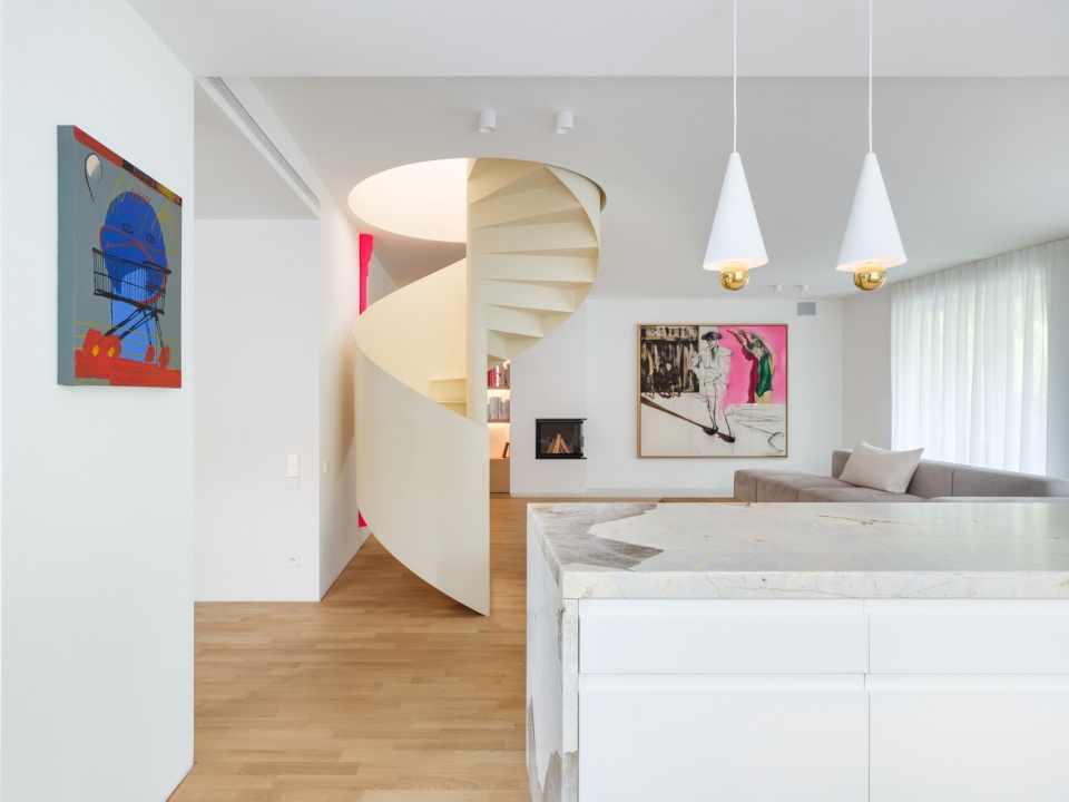 起居空间与旋转楼梯 / Living space and spiral staircase
