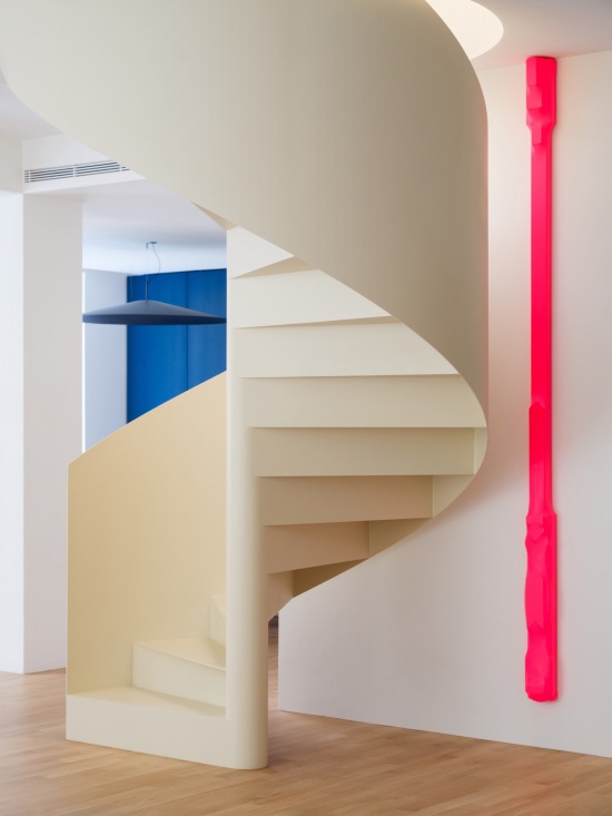 香槟色楼梯与红色雕塑 / Champagne-colored staircase and red sculpture