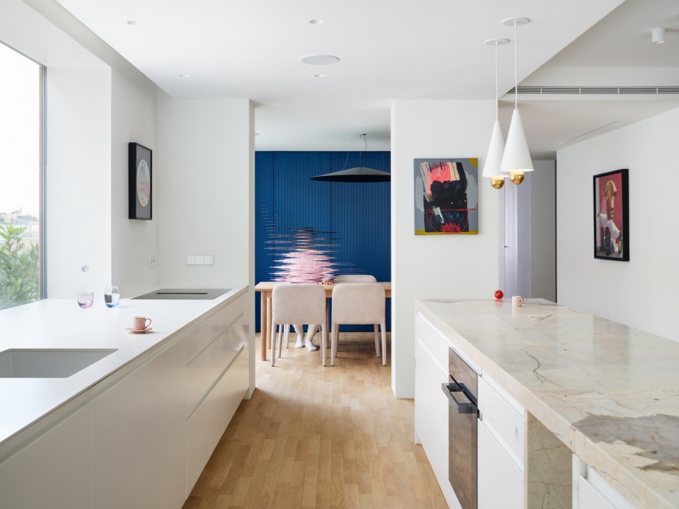 贯通厨房与餐厅的视线 / View through the kitchen and dining room