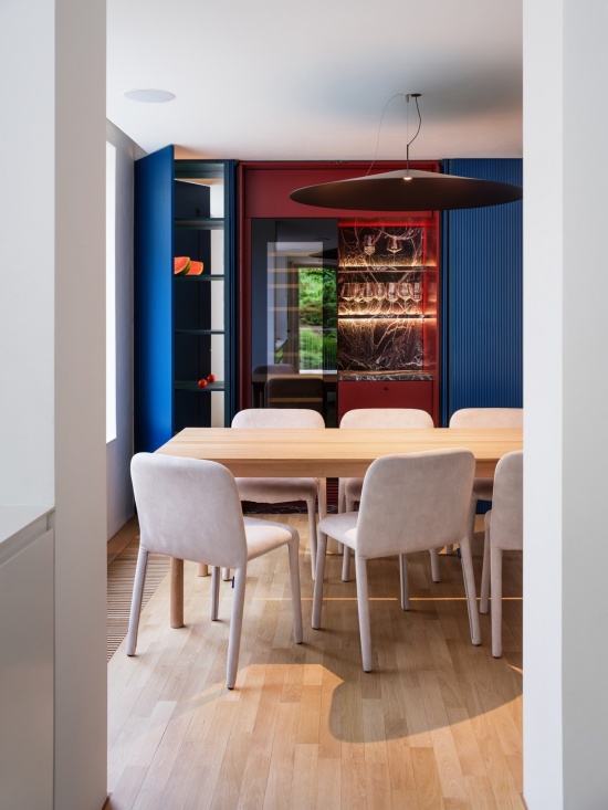 餐厅与蓝色功能盒体 / Dining room and blue functional box