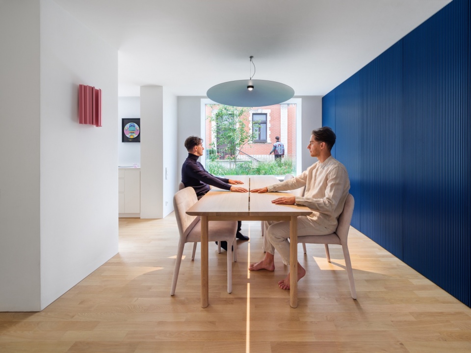 面向花园的用餐空间 / Dining space facing the garden