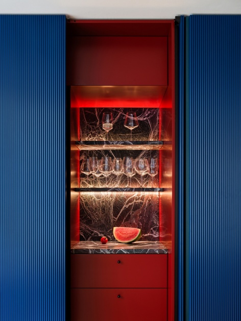 隐藏于蓝色盒体中的酒吧 / Bar concealed within the blue box