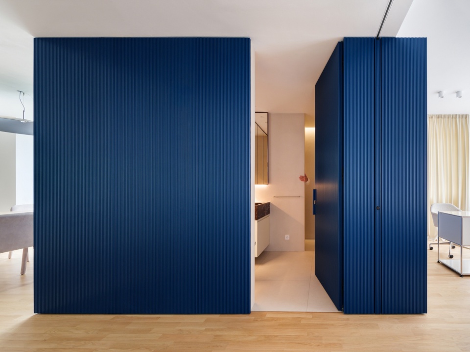 蓝色盒体与客用卫生间入口 / Blue box and guest bathroom entrance
