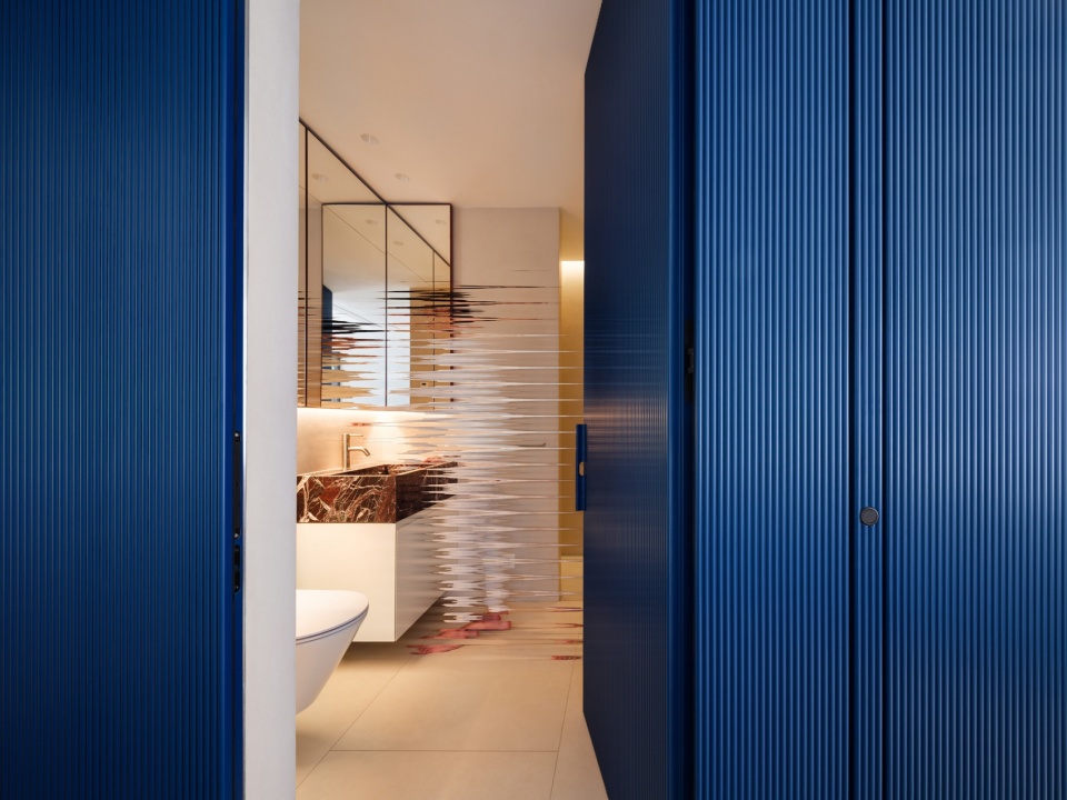 蓝色盒体内的卫浴空间 / Bathroom within the blue box