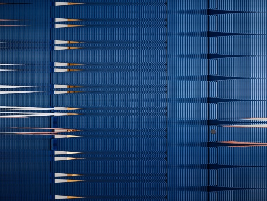 蓝色表面的细部 / Detail of the blue surfaces