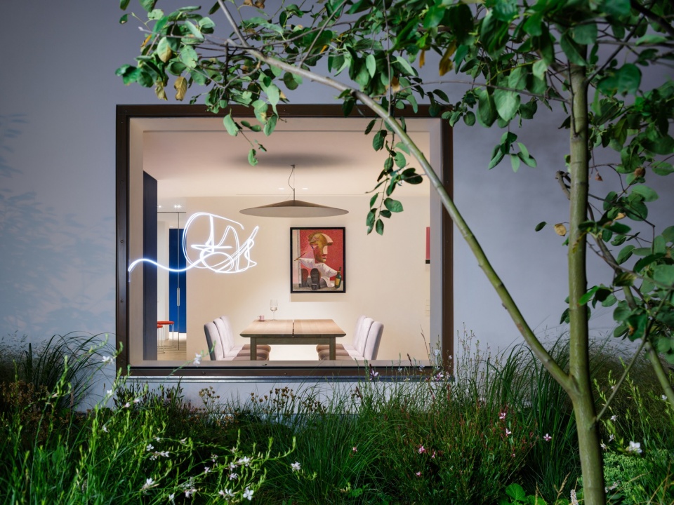 从花园看向餐厅 / View from the garden into the dining room