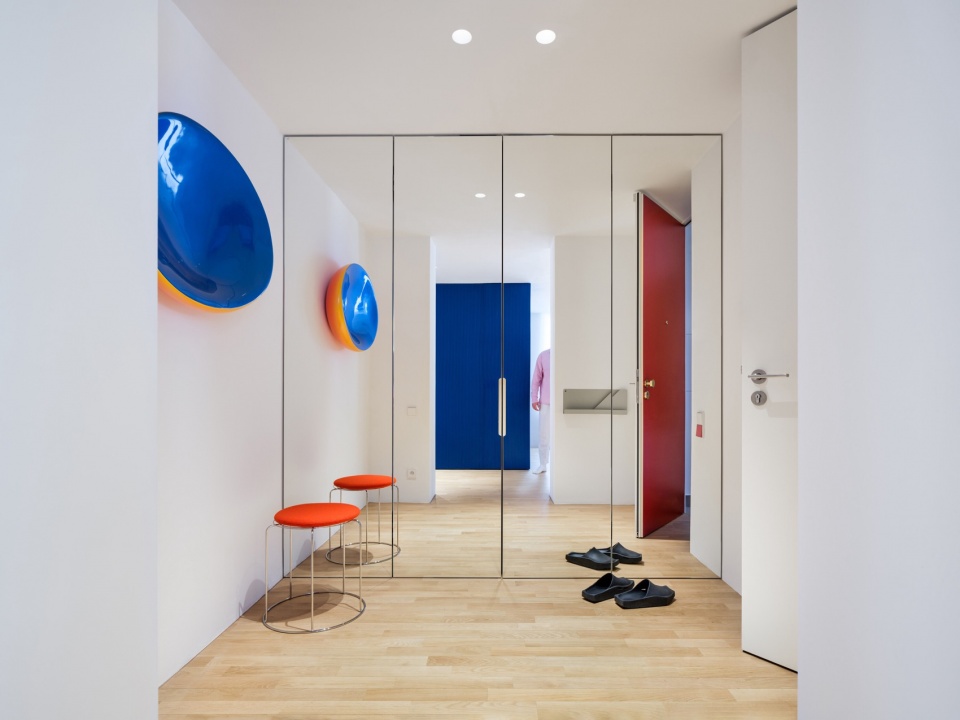玄关与镜面收纳门 / Entrance hall and mirrored storage doors