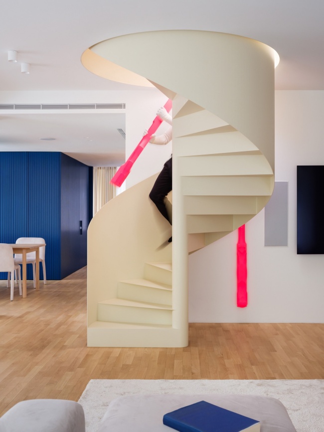 连接两层的旋转楼梯 / Spiral staircase connecting the two levels