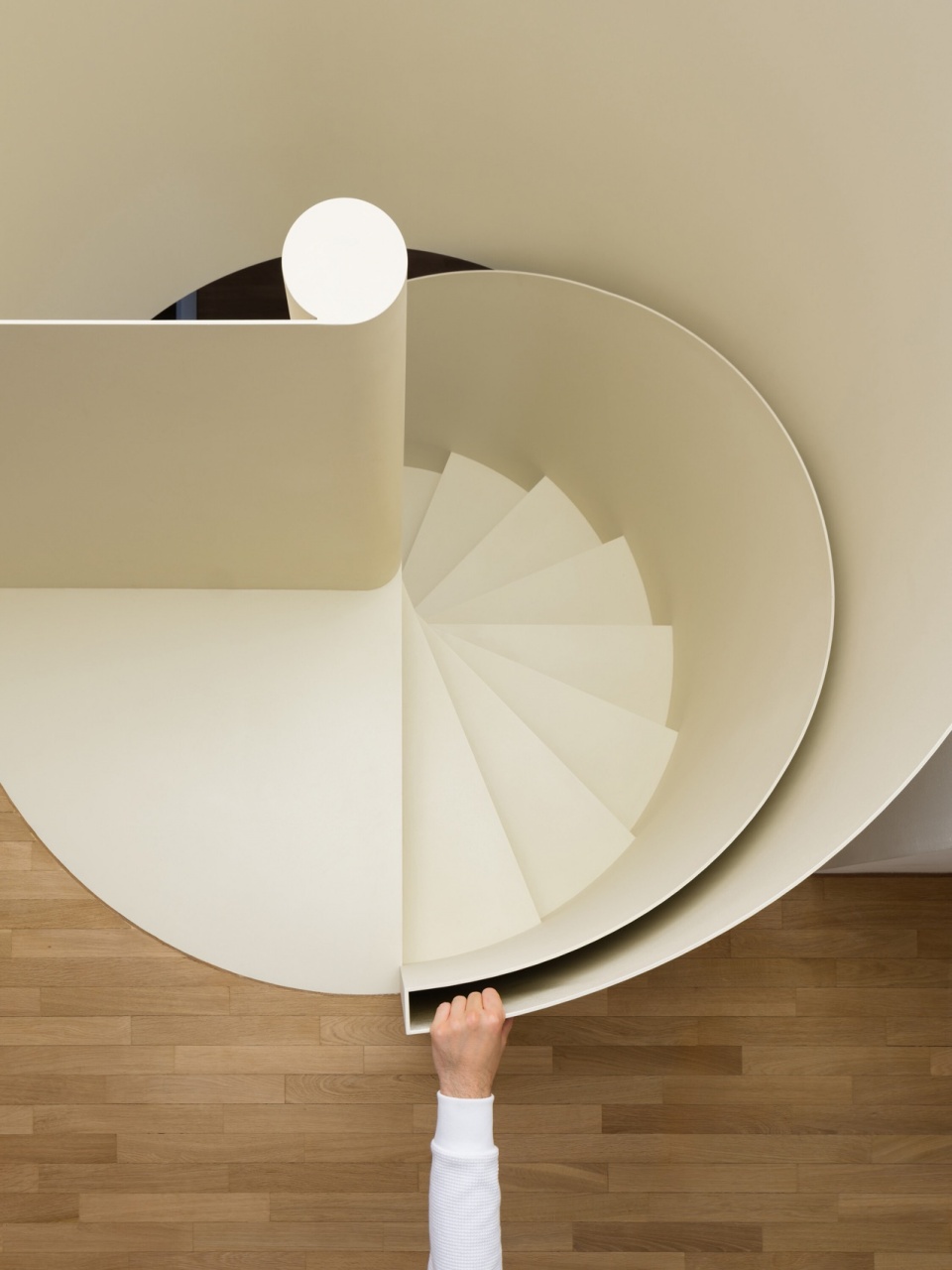楼梯顶部视角 / View from the top of the staircase