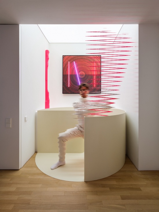上层交通空间与艺术品 / Upper-level circulation and artworks