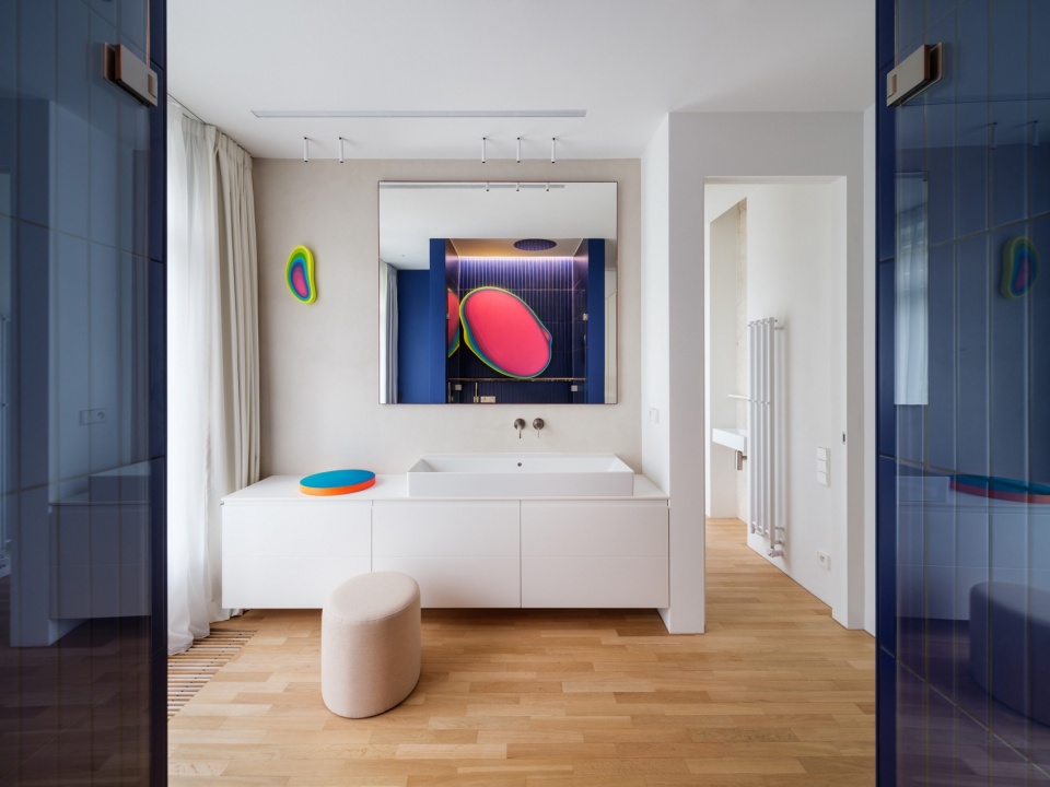 主卧套间的卫浴空间 / Bathroom in the primary suite