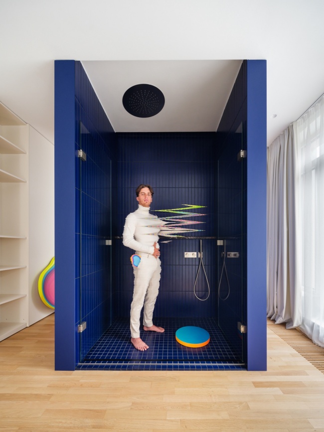 可开启的蓝色淋浴盒体 / Blue shower box with open doors