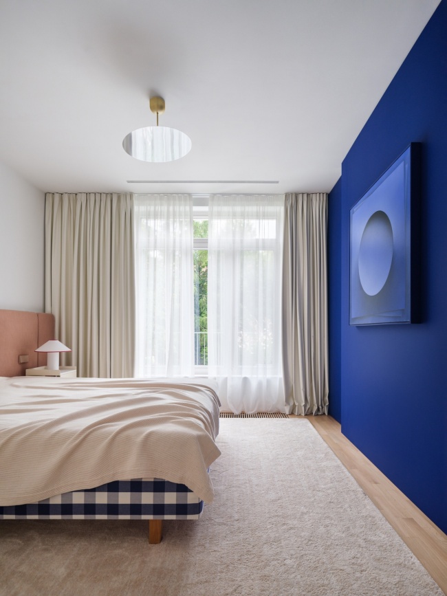 主卧与蓝色功能盒体 / Primary bedroom and blue functional box